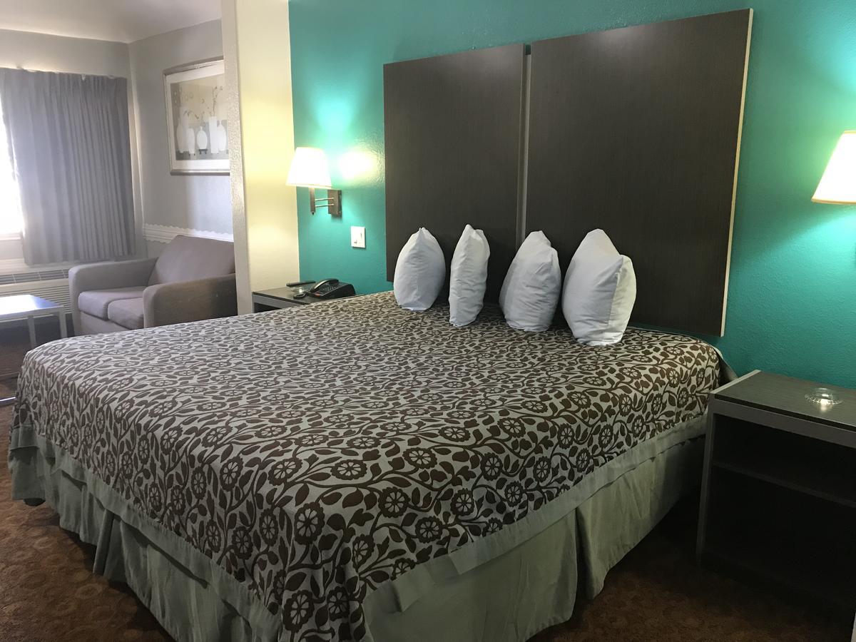 Camelot Inn And Suites Aldine Exterior foto